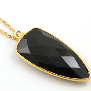 Black Onyx Faceted Arrowhead Bezel, (BZC9050/BLACK) - Beadspoint