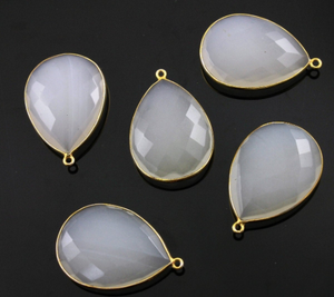 Chalcedony Faceted Pear Bezel, Gold Vermeil, 20x25 mm (BZCT/1002) - Beadspoint